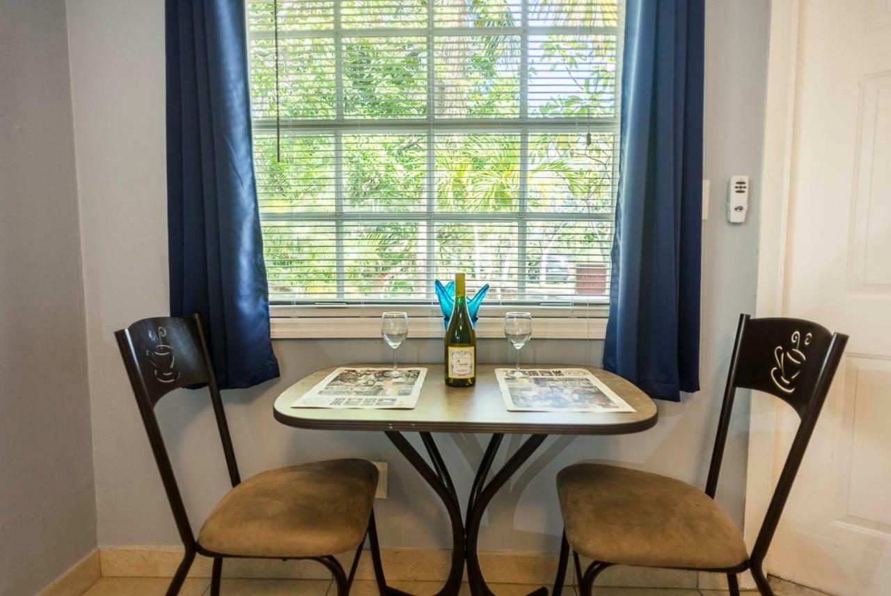 The Blue Door Inn Fort Lauderdale Extérieur photo